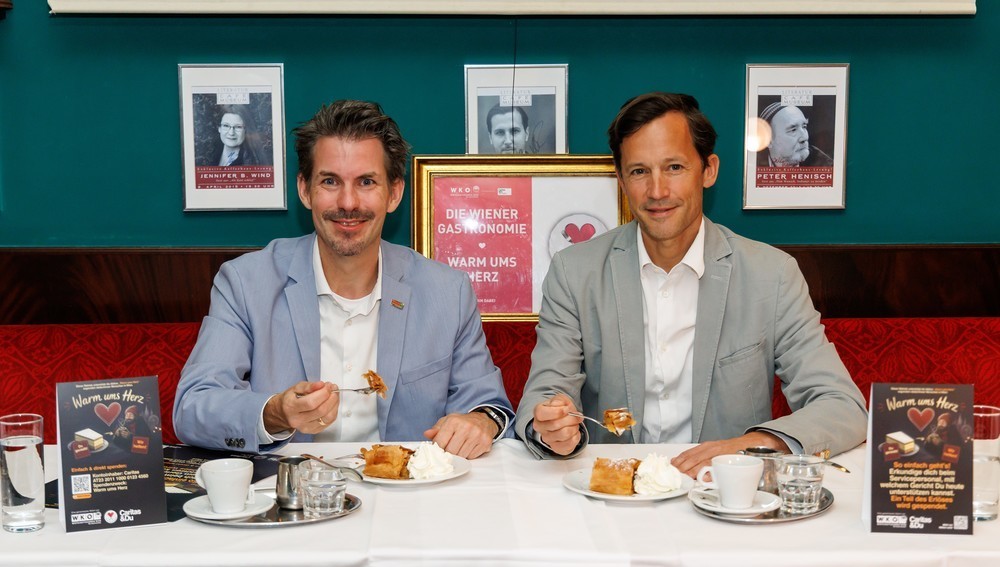 Caritas-Direktor Klaus Schwertner (r.) und WKW-Fachgruppen-Obmann Thomas Peschta präsentieren gemeinsame Hilfsaktion „Warm ums Herz“ von Gastronomie und Caritas