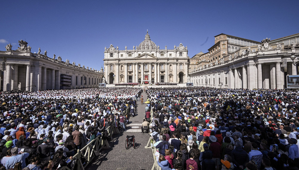 Menschenmenge beim Requiem für Papst Franziskus am 26. April 2025 auf dem Petersplatz im Vatikan.