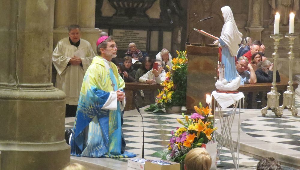                                Erzbischof Josef Grünwidl beim Medjugorje-Friedensgebet im Wiener Stephansdom