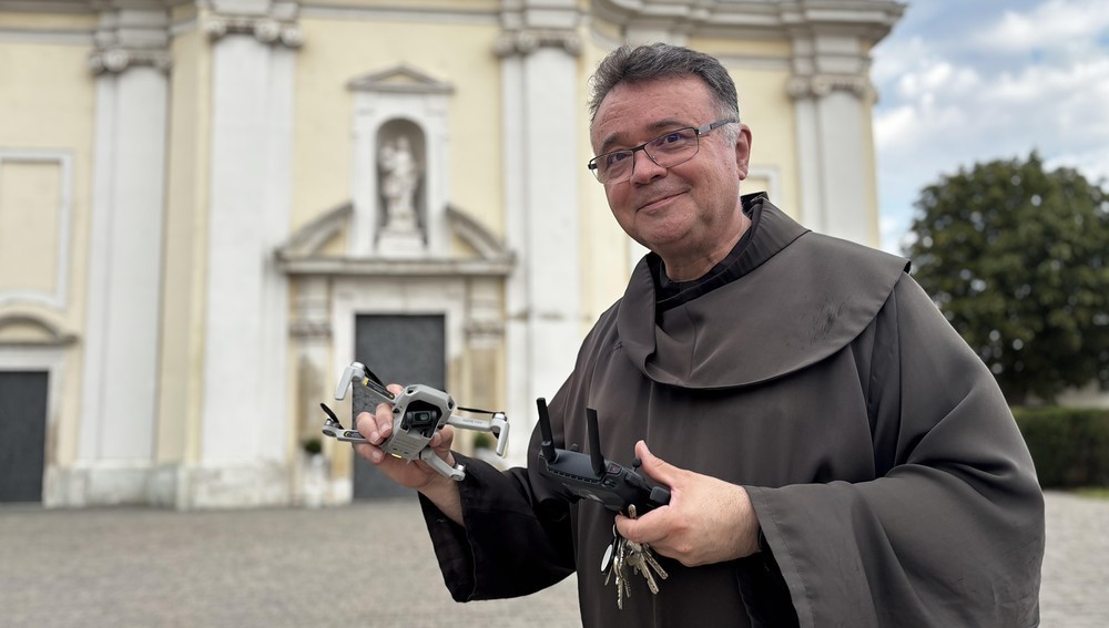 P. Thomas Lackner vor der Basilika Frauenkirchen