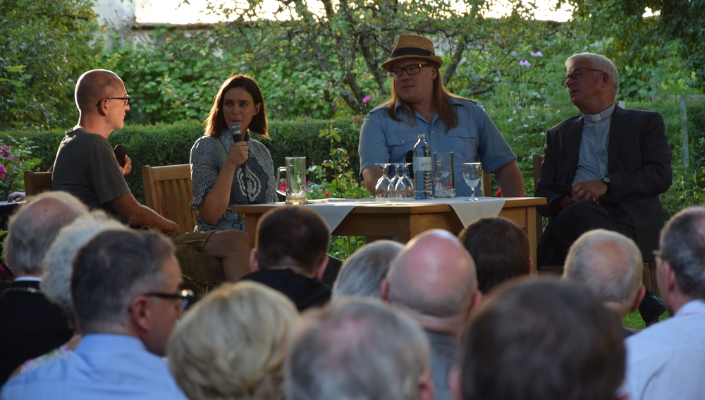 v.l.: Peter Lohmeyer (Darsteller 'Tod' im Jedermann), 'Presse'-Journalistin Ulrike Weiser, Christoph Franken (Darsteller 'Teufel' im Jedermann), Erzbischof Franz Lackner - Gespräch im Bischofsgarten im Rahmen der 'Salzburger Hochschulwochen' am 4. Au