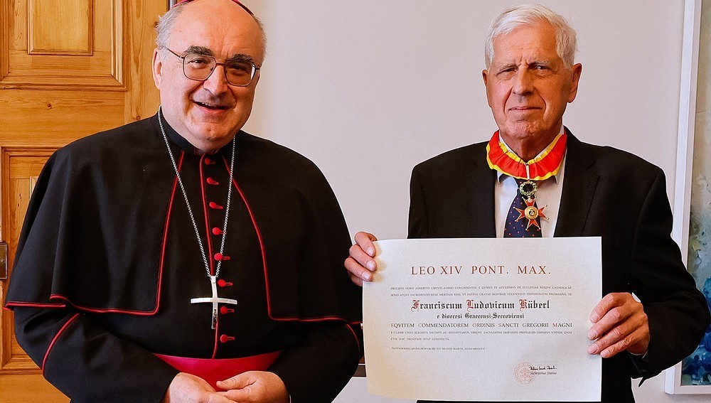 Ehrung des früheren Caritas-Präsidenten am 3. Oktober 2926 in Graz - v.l.: Bischof Wilhelm Krautwaschl, Franz Küberl