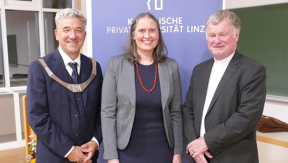 Eröffnung am 1. Oktober - v.l.: Rektor Michael Fuchs, Prof. Elisabeth Fritz, Bischof Manfred Scheuer