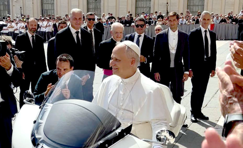 Papst Leo XIV. auf Maschine der 'Jesus biker'