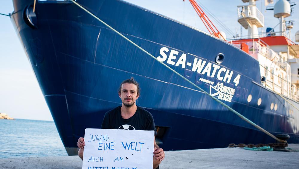 Jakob Frühmann vor der 'Sea Watch 4'