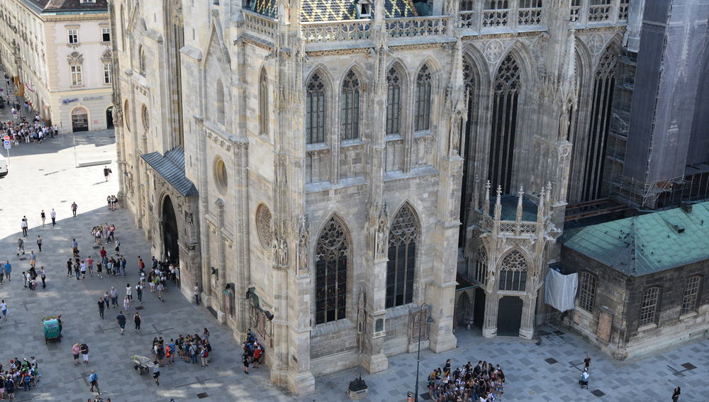Menschen vor dem Stephansdom
