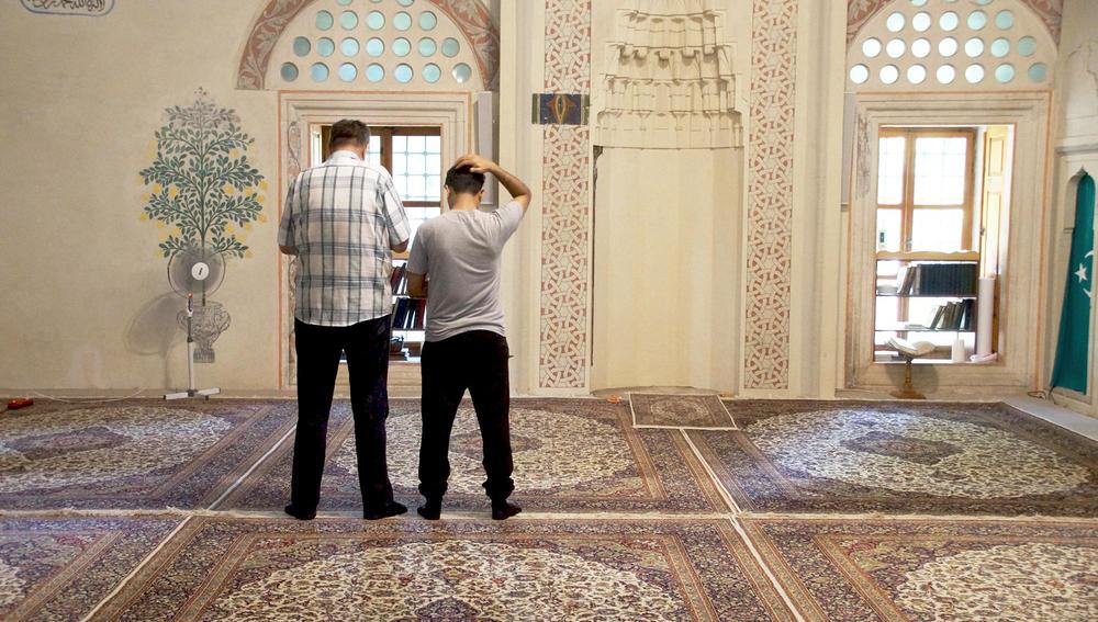 Muslime beten in einer Moschee