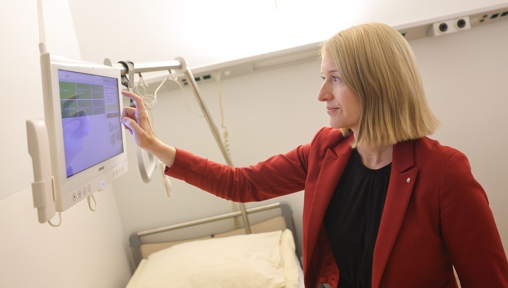 Landeshauptmann-Stellvertreterin Christine Haberlander zeigt sich begeistert von dem digitalen Rufsystem.