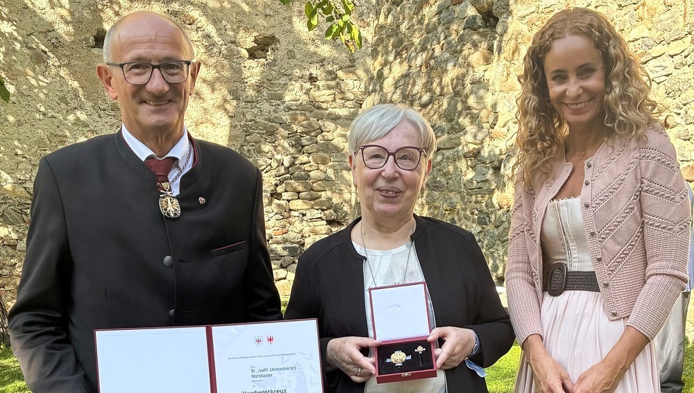 Landeshauptmann Anton Mattle mit Sr. Judit Nötstaller SSND bei der Verleihung des Verdienstkreuzes des Landes Tirol im Schloss Tirol.