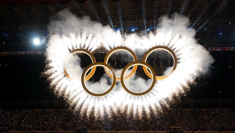 Olympische Ringe mit einem Feuerwerk bei der Eröffnungsfeier in Mailand/Italien 2026