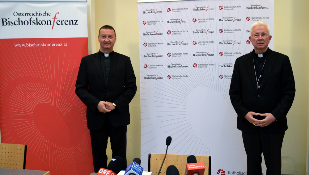 Pressekonferenz zum Ende der Herbstvollversammlung der Bischofskonferenz am 13. November 2020 in Wien mit Erzbischof Franz Lackner - v.l.: Bischofskonferenz-Generalsekretär Peter Schipka, Erzbischof Franz Lackner
