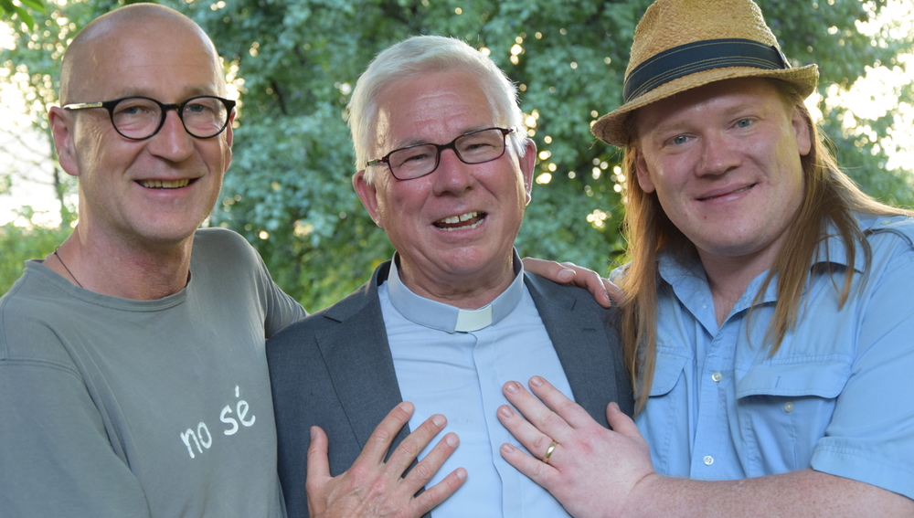 v.l.: Peter Lohmeyer (Darsteller 'Tod' im Jedermann), Erzbischof Franz Lackner, Christoph Franken (Darsteller 'Teufel' im Jedermann) - Gespräch im Bischofsgarten im Rahmen der 'Salzburger Hochschulwochen' am 4. August 2016.