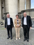 v.l.: Erzbischof Franz Lackner, Prof. Klara Czisar, Kardinal Christoph Schönborn