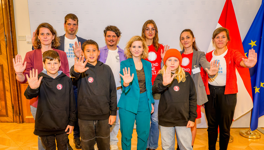 Vertreter*innen der Initiative Kinderarbeit stoppen trafen am 25.09. gemeinsam mit Schüler*innen aus der AHS Wien West Frauenministerin Eva-Maria Holzleitner