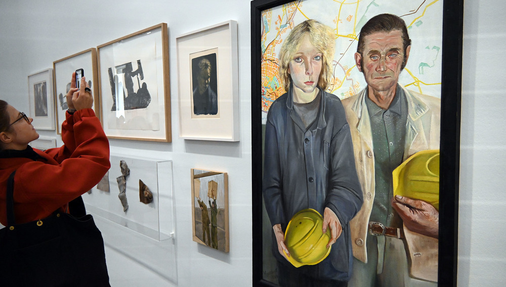 'Bauarbeiter und Bauarbeiterin' von Norbert Wagenbrett (1984) in der Ausstellung 'Alles in Arbeit' im Wiener Dommuseum