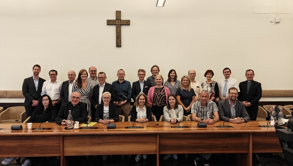 Reise der diözesanen Presse- und Medienverantwortlichen vom 21.-24. September 2025 nach Rom. Foto: Begegnung im Dikasterium für die integrale Entwicklung des Menschen - begleitet von Medienbischof Wilhelm Krautwaschl und P. Michael Max (Rektor der An