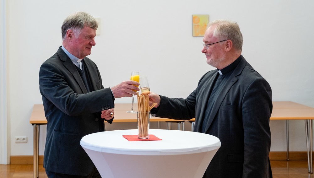 Bischof Manfred Scheuer bedankte sich bei Generalvikar Severin Lederhilger für die gute Zusammenarbeit.