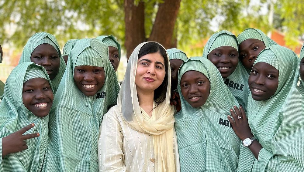 Malala Yousafzai (Mitte) mit jungen Frauen