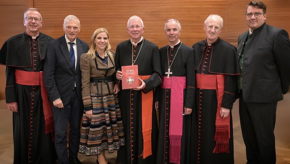 Diözesankonservator Roland Kerschbaum, Landtagsabgeordnete Josef Schöchl und Kathrin Brugger, Erzbischof Franz Lackner, Weihbischof Hansjörg Hofer, Domdechant Gottfried Laireiter, Archivleiter Thomas Mitterecker (v.l.). 