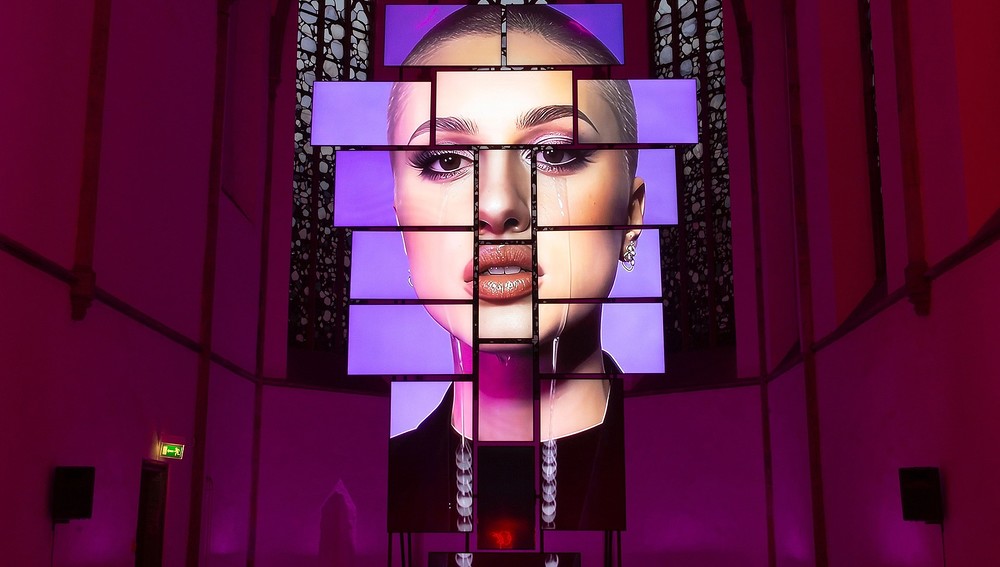 Ausstellung von 'Qwen Stefani Against Techfascism' - hier in einer Osnabrücker Kirche.