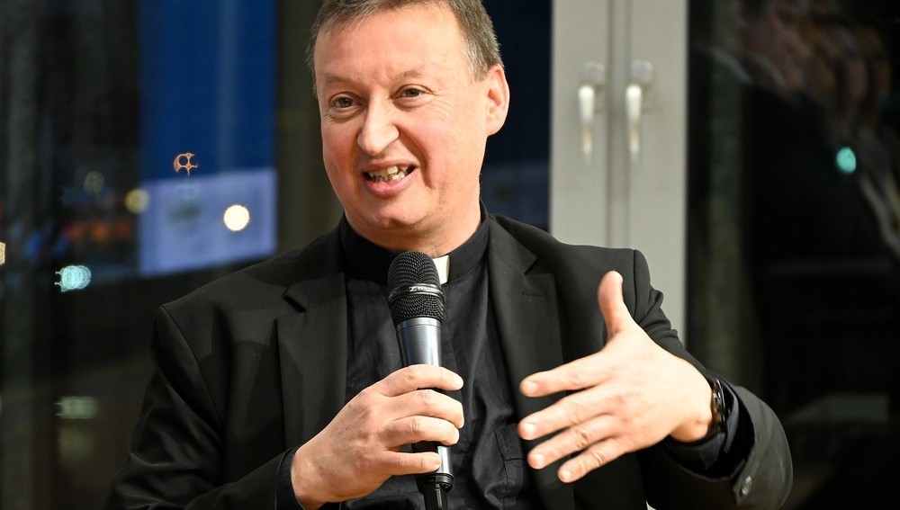 Generalsekretär der Österreichischen Bischofskonferenz bei einer Podiumsdiskussion am 24. Februar 2026 in Wien