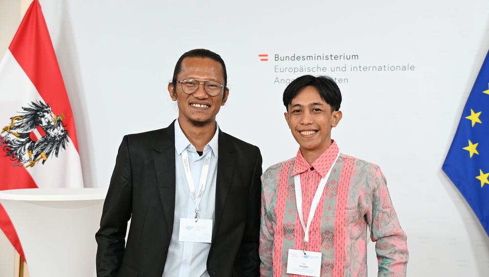 Subandri Simbolon und Ivan Wagner von der indonesischen Organisation 'LBH Kalbar', beim Intercultural Achievement Award 2026 in Wien