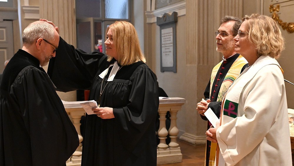 Segensworte aus der Ökumene für neuen reformierten Landessuperintendenten Ralf Stoffers (1.v.l.), lutherischer Oberkirchenrätin Ingrid Bachler, katholischer Administrator Josef Gründwidl, altkatholische Bischöfin Maria Kubin