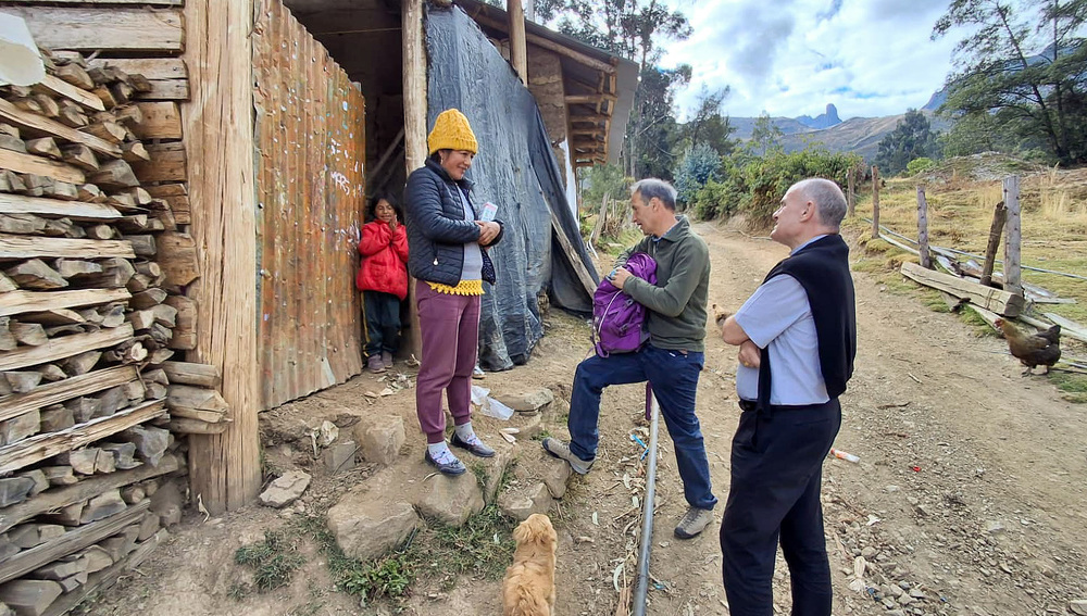 Südtiroler Bischof Muser bei Besuch in den Anden in Peru