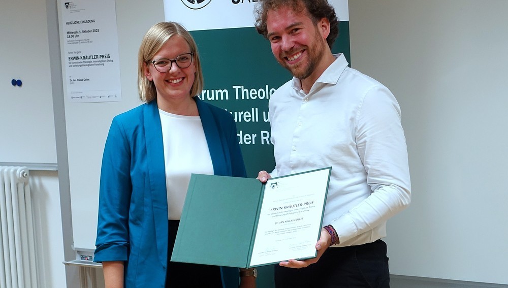 Verleihung des Kräutler-Preises der Universität Salzburg am 1. Oktober 2025 - v.l.: Franca Spies (Laudatorin), Jan Niklas Collet (Preisträger)