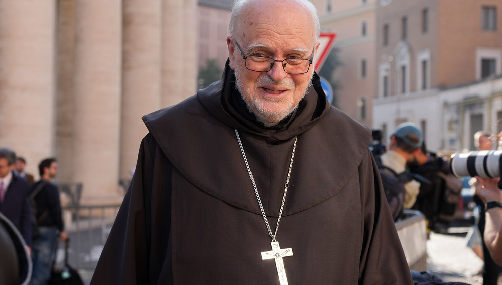 Kardinal Anders Arborelius, Bischof von Stockholm (Schweden), auf dem Weg zu einer Generalkongregation des Kardinalskollegiums am 30. April 2025 im Vatikan.