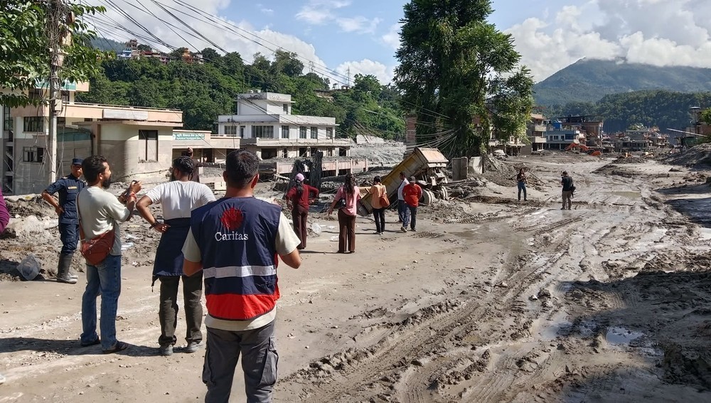 Caritas-Helfer in Nepal nach Flutkatastrophe