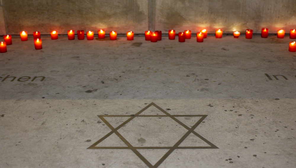 Mechaye Hametim; Kerzen beim Mahnmal f. d. Holocaust / Shoa.     Wien, 9.11.2005         