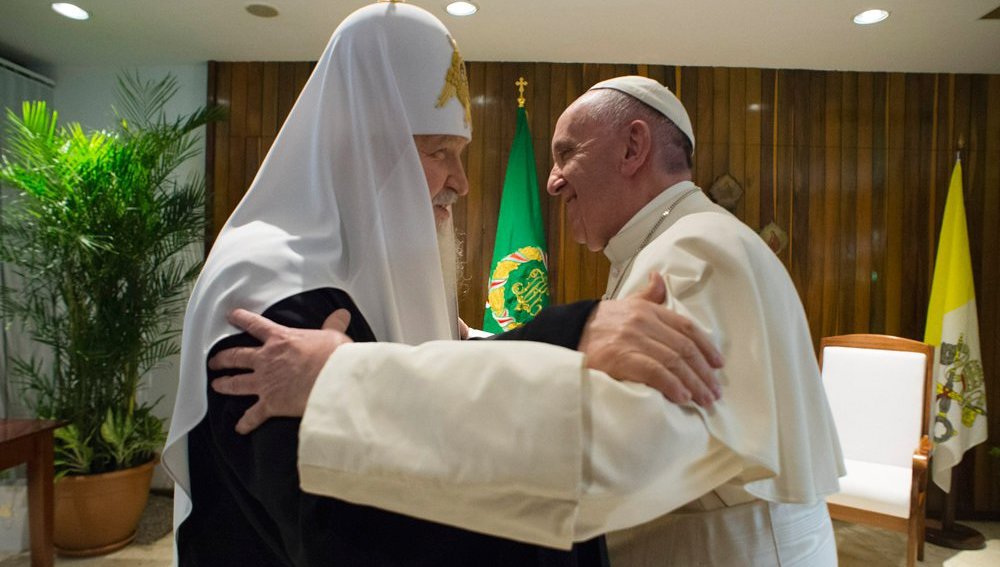 Papst Franziskus und Patriarch Kyrill I. am 12. Februar 2016 am Flughafen von Havanna. Es ist das erste Treffen eines römischen Papstes mit dem Patriarch der russisch-orthodoxen Kirche.