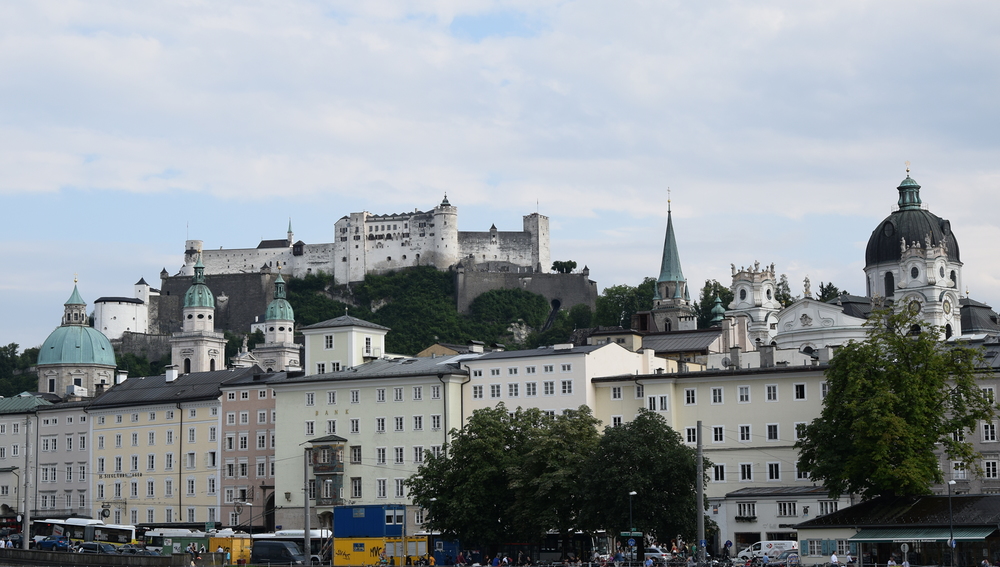 Blick auf die Silhouette der Stadt mit Festung, Abtei St. Peter etc.