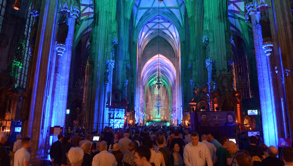 Lange Nacht der Kirchen, Stephansdom innen, bunt erleuchtet