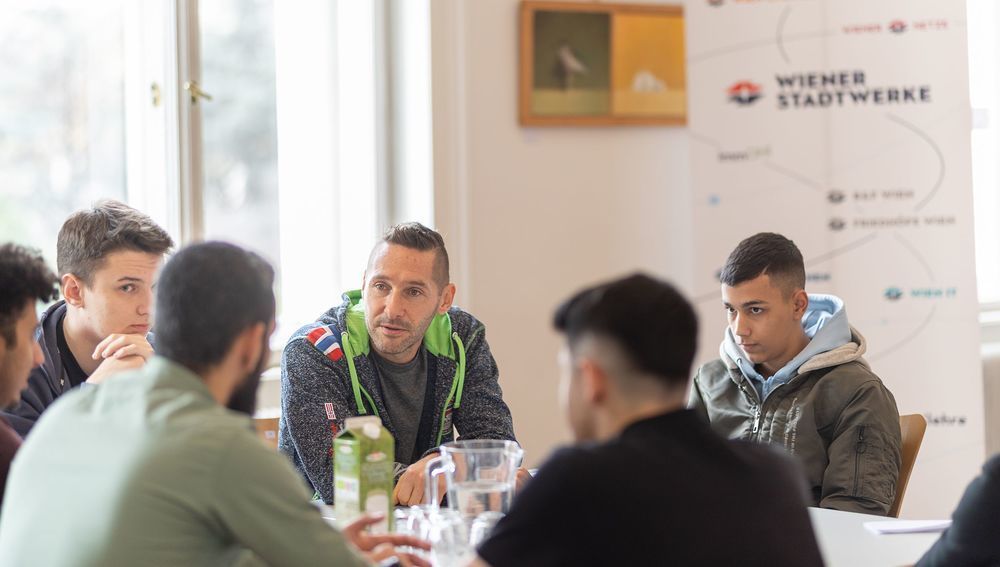 Jugendliche beim Job-Speed-Dating