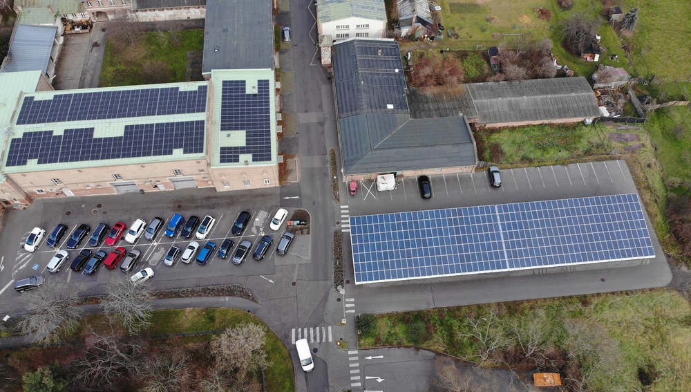 Links die neue PV-Anlage auf dem Dach des alten Bauernhofs, rechts die seit 2018 bestehende Anlage auf dem Carport.