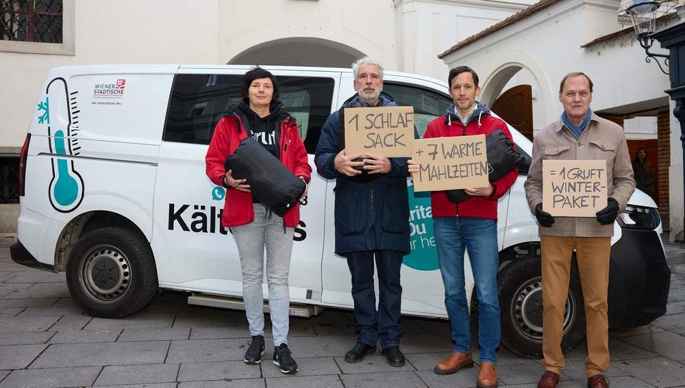 Dirk Stermann (2.v.l.) wirbt für Gruft-Winterpaket der Caritas