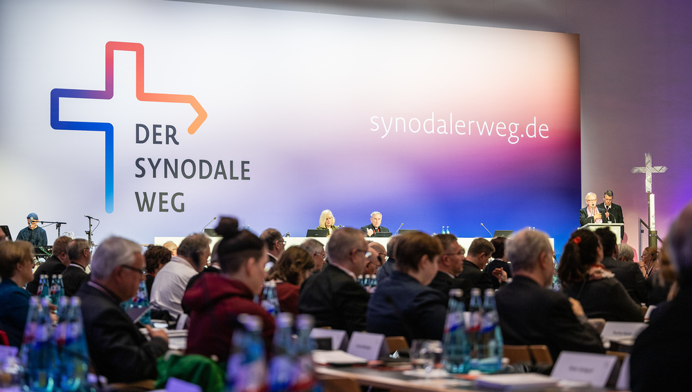 Deutschland, Hessen, Frankfurt am Main, 10.03.2023 - SV VI Tag 2Am Freitag den 10.03.2023 wird die vierte Synodalversammlung des Synodalen Weges im Kap Europa Messe Frankfurt fortgeführt.Eröffnung des zweiten Tages der SynodalversammlungFOTO: MA