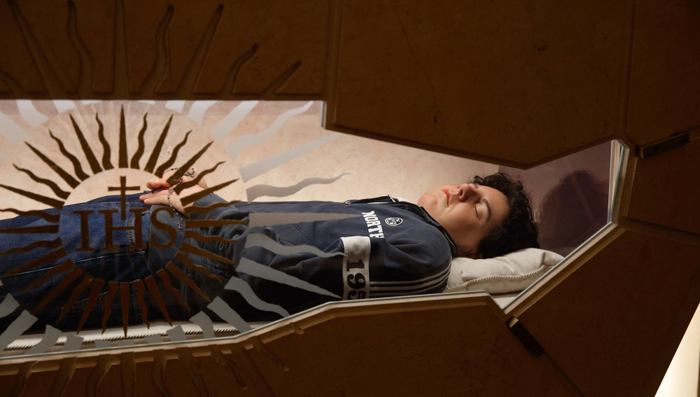 Der Leichnam von Carlo Acutis, 2006 an Leukämie verstorben, in der Kirche Santa Maria Maggiore in Assisi am 3. Oktober 2020.