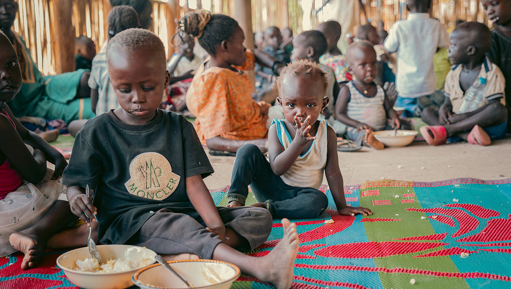 Kinder und Mütter im Ernährungszentrum Südsudan